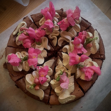 Load image into Gallery viewer, BOX OF 4 CHEESECAKE SLICES (1 OF EACH FLAVOR)
