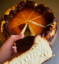 Load image into Gallery viewer, BOX OF 4 CHEESECAKE SLICES (1 OF EACH FLAVOR)
